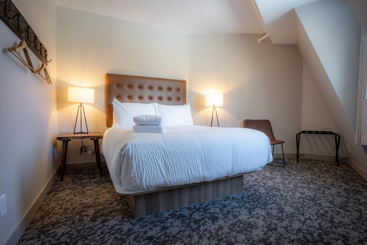 Basecamp Suites Банфф Екстер'єр фото